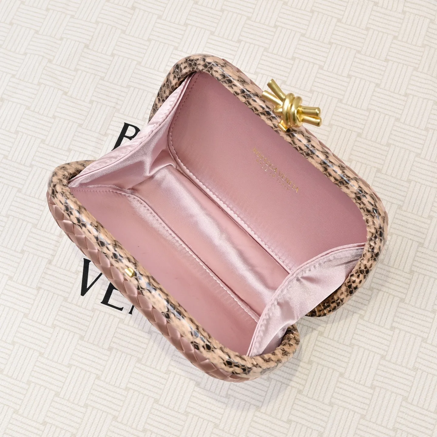 Batch 1460 #BV Knot woven evening bag series ~ Each bag reveals exquisite elegance💫Iconic classic silk weaving➕snake skin trimming with knot buckle, soft and delicate feel. The design is small and exquisite, low-key without logo, elegant and elegant. Paired with evening dress or cheongsam, it has the atmosphere of a famous and wealthy lady. Full of aura and invincible texture💃 Model: 7622 Dimensions: 20x12x5.5